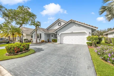 5316 Pine Cir, Coral Springs FL 33067