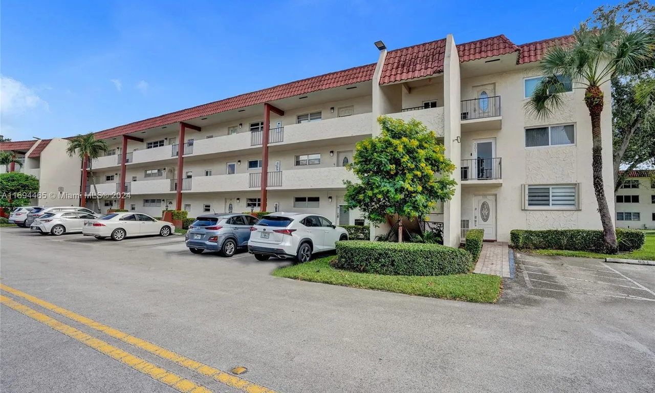 400 S Hollybrook Dr # 303, Pembroke Pines FL 33025