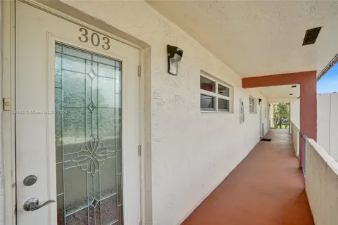 400 S Hollybrook Dr # 303, Pembroke Pines FL 33025