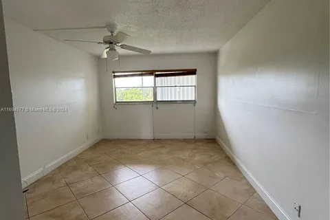 950 Hillcrest Dr # 302, Hollywood FL 33021