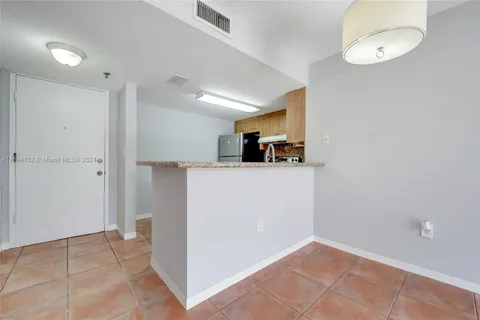 2642 Collins Ave # 411, Miami Beach FL 33140