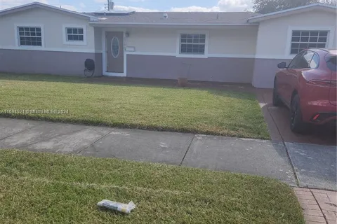 6760 SW 10th Ct, Pembroke Pines FL 33023