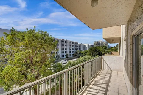 201 180th Dr # 213, Sunny Isles Beach FL 33160