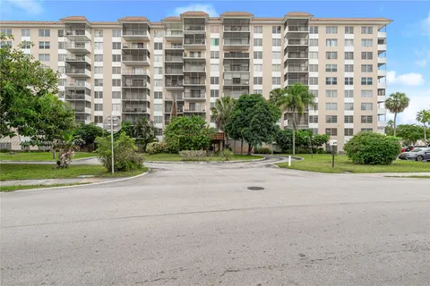 4174 Inverrary Dr # 202, Lauderhill FL 33319