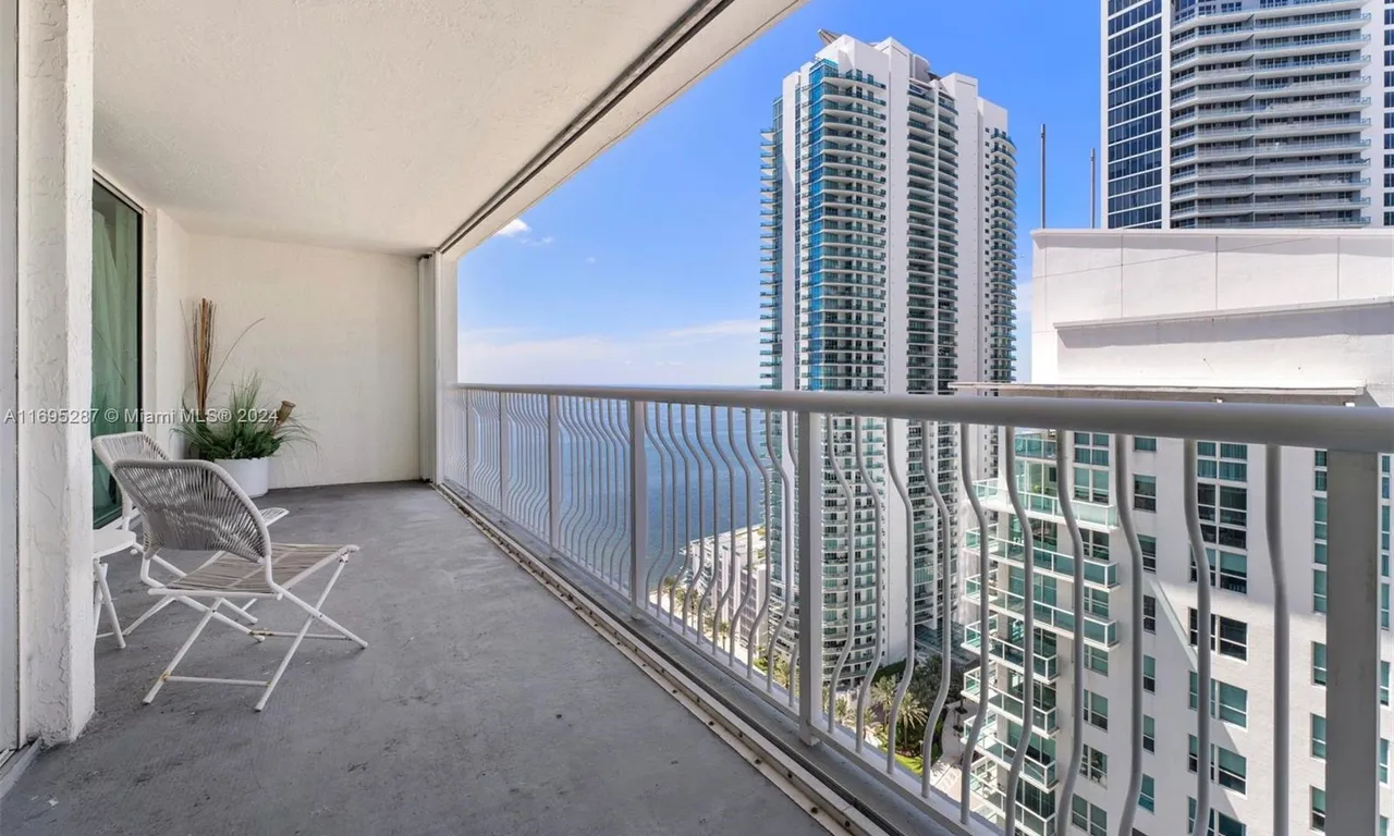 1200 Brickell Bay Dr # 2707, Miami FL 33131