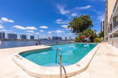 17500 N Bay Rd # S907, Sunny Isles Beach FL 33160