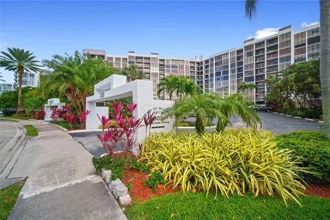 600 Parkview Dr # 209, Hallandale Beach FL 33009