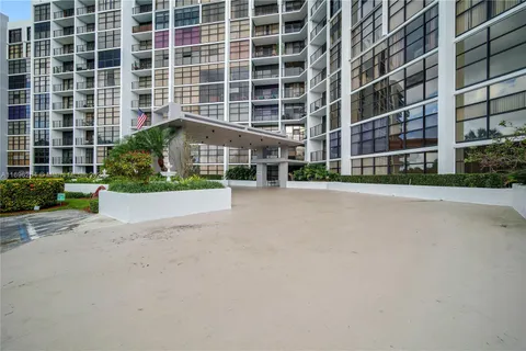 600 Parkview Dr # 209, Hallandale Beach FL 33009