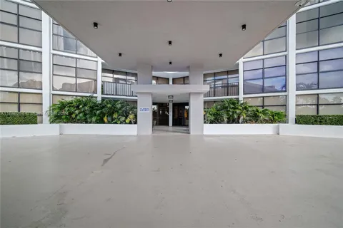 600 Parkview Dr # 209, Hallandale Beach FL 33009