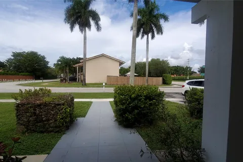 400 Chestnut Ln, Weston FL 33326