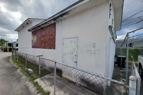 7605 NW 68th Ct, Medley FL 33166