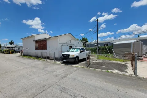 7605 NW 68th Ct, Medley FL 33166