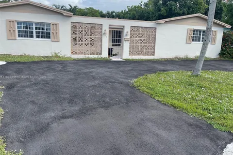 531 SW 70th Ter, Pembroke Pines FL 33023