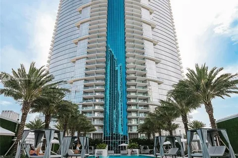 851 NE 1st Ave # 906, Miami FL 33132