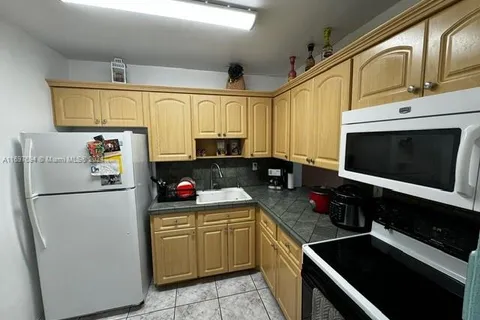 160 Royal Palm Rd # 214, Hialeah Gardens FL 33016