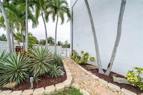 1400 NE 57th St # 205, Fort Lauderdale FL 33334