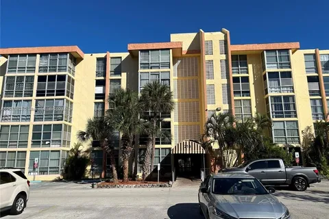 210 172  St # 423, Sunny Isles Beach FL 33160