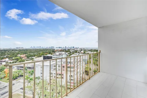 4101 Pine Tree Dr # 1702, Miami Beach FL 33140