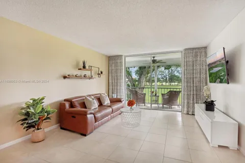 9300 N Hollybrook Lake Dr # 203, Pembroke Pines FL 33025