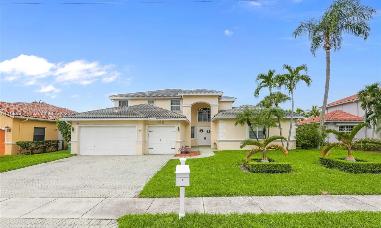 812 SW 159th Dr, Pembroke Pines FL 33027