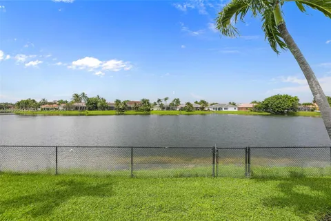 812 SW 159th Dr, Pembroke Pines FL 33027