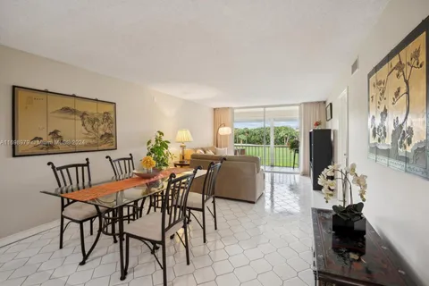 9411 N Hollybrook Lake Dr # 203, Pembroke Pines FL 33025