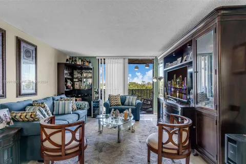 9686 Fontainebleau Blvd # 409, Miami FL 33172