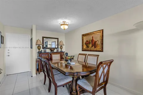 9686 Fontainebleau Blvd # 409, Miami FL 33172