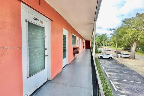 1560 NE 127th St # 204, North Miami FL 33161