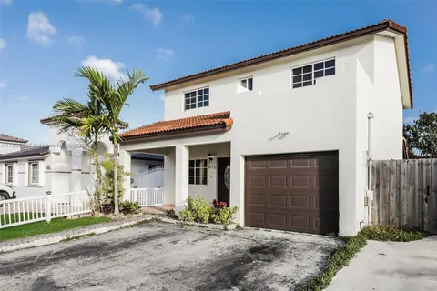 8975 NW 112th St, Hialeah Gardens FL 33018