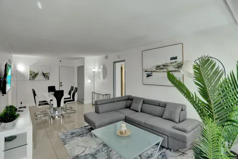 5225 Collins Ave # 411, Miami Beach FL 33140