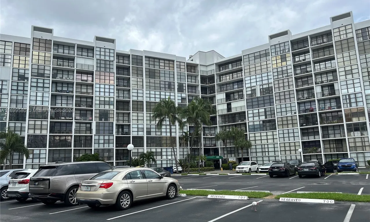 800  (1st month+deposit) Parkview Dr # 406, Hallandale Beach FL 33009