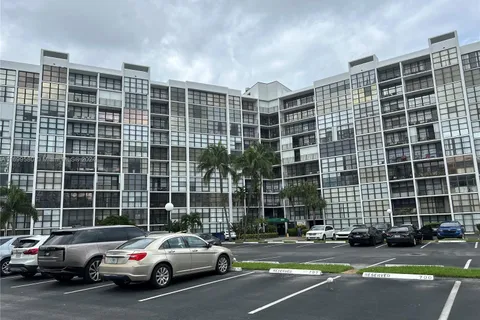 800  (1st month+deposit) Parkview Dr # 406, Hallandale Beach FL 33009