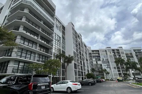 800  (1st month+deposit) Parkview Dr # 406, Hallandale Beach FL 33009