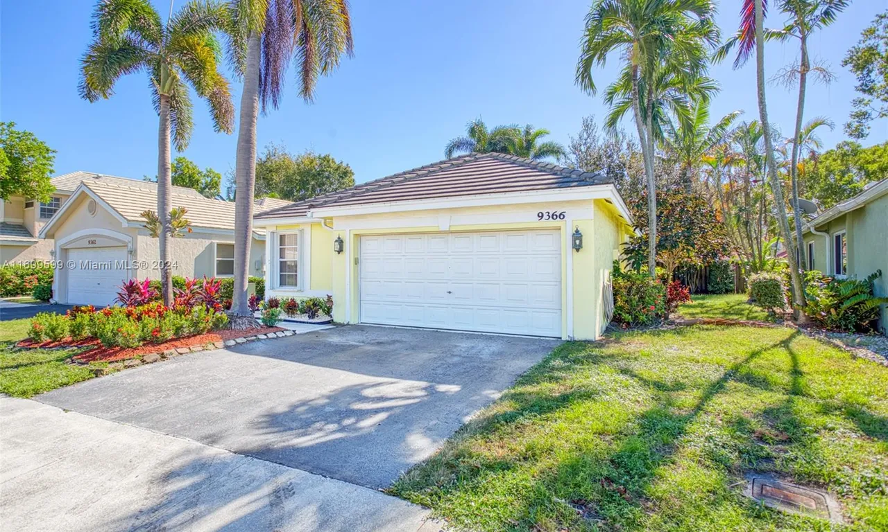 9366 Arborwood Cir, Davie FL 33328