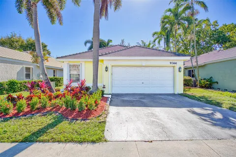 9366 Arborwood Cir, Davie FL 33328