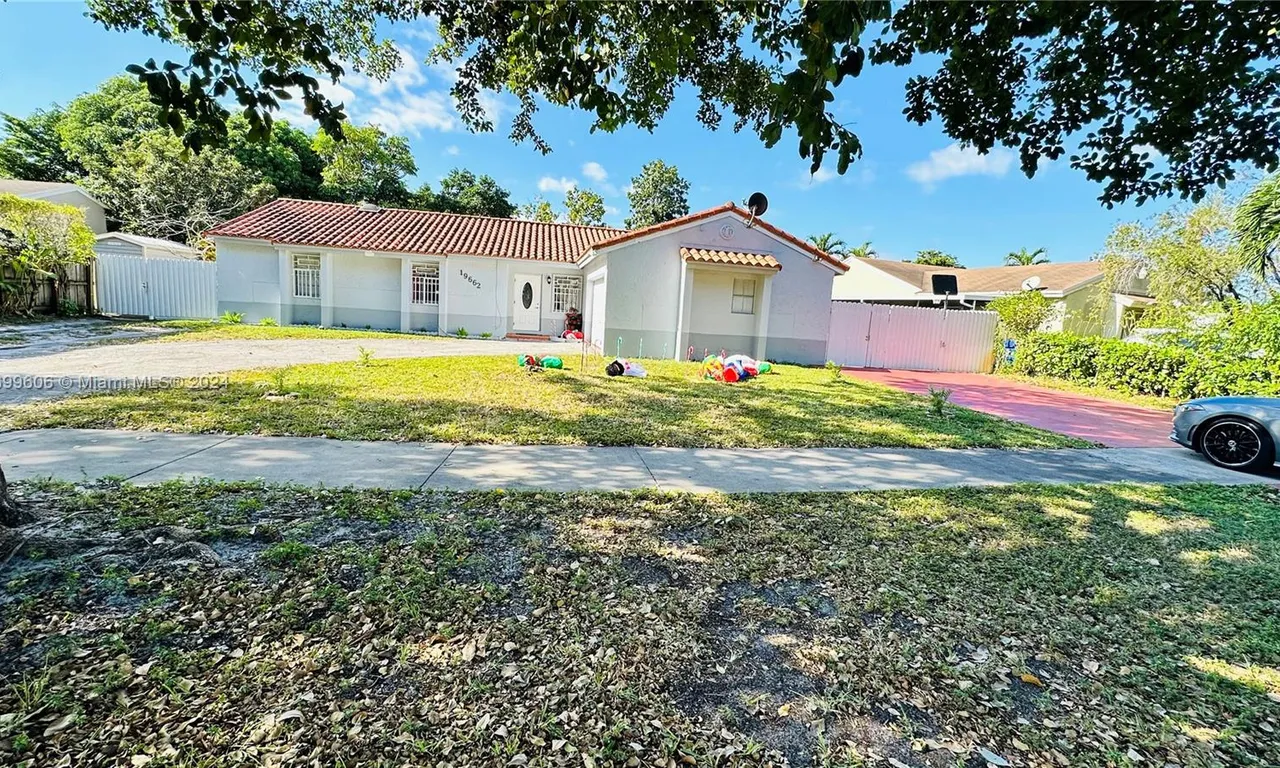 19662 NW 62nd Ct, Hialeah FL 33015