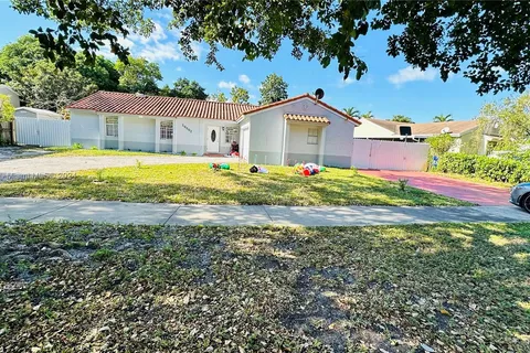 19662 NW 62nd Ct, Hialeah FL 33015