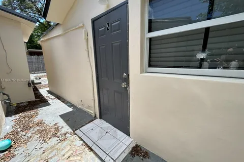 1872 NW 1st St # 2, Miami FL 33125