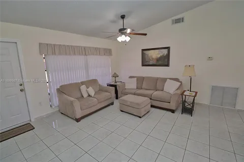 8511 NW 8th St, Pembroke Pines FL 33024