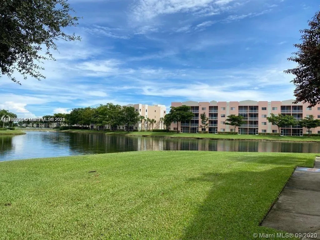 7980 N Nob Hill Rd # 102, Tamarac FL 33321