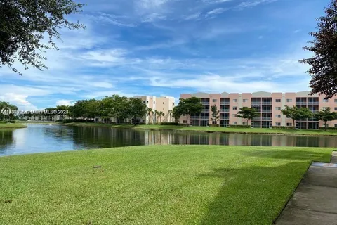 7980 N Nob Hill Rd # 102, Tamarac FL 33321