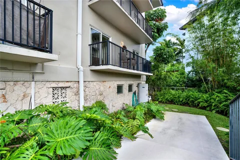 6815 Edgewater Dr # 103, Coral Gables FL 33133