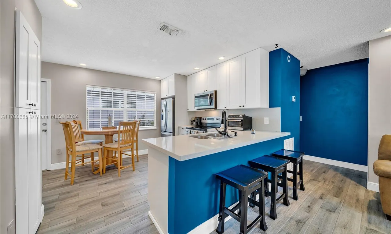 22 SW 7th St # 2, Hallandale Beach FL 33009