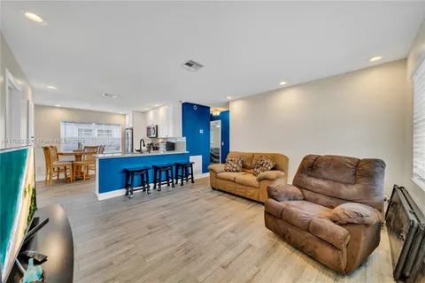 22 SW 7th St # 2, Hallandale Beach FL 33009