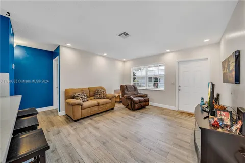 22 SW 7th St # 2, Hallandale Beach FL 33009