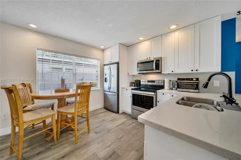 22 SW 7th St # 2, Hallandale Beach FL 33009
