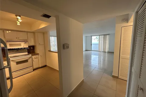 7118 Bonita Dr # 305, Miami Beach FL 33141