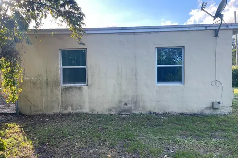 2550 NW 158th St, Miami Gardens FL 33054