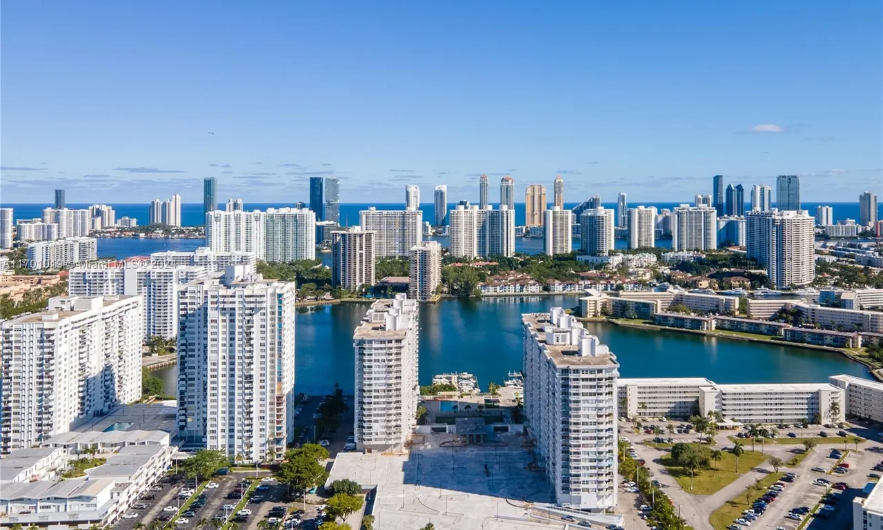 18011 Biscayne Blvd # 902, Aventura FL 33160